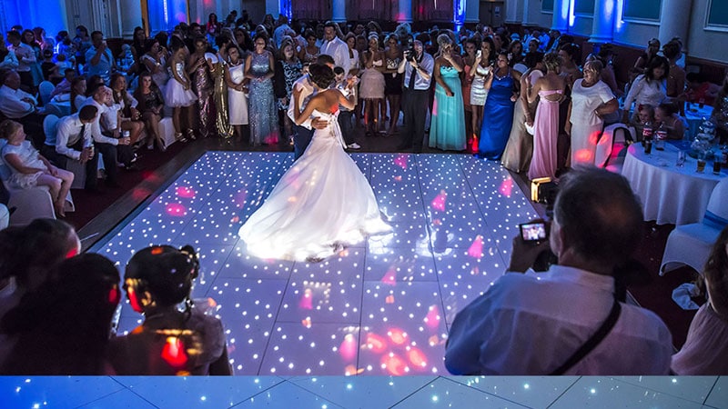 How to Find the Perfect Wedding Band & DJ